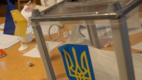 Без идеологии, но с подарками. Как проходит кампания в Херсонской области